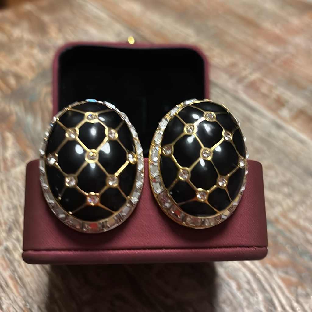 Vintage Signed Swarovski Black Quilted DesignClear- Clip-On Excellent Condition 90$